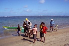 Obchodující nebo žebrající děti jsou na ostrově denním obrázkem.
